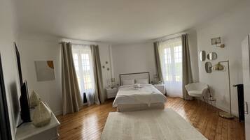 7 quartos, ferros/tábuas de passar roupa, berço de viagem