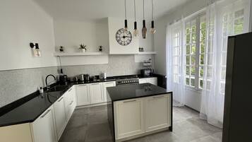 Réfrigérateur, micro-ondes, four, lave-vaisselle