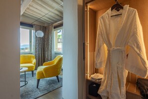 One-Bedroom Split Level Residence Jacinthe | Roupas de cama antialérgicas, frigobar, cofres nos quartos