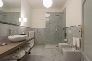 One Bedroom Suite Narcise | Baño | Regadera, regadera tipo lluvia, secadora de cabello, batas 