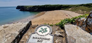 A coastal view with a sign reading "Barafundle Bay". - Luxury Sea View Modernised Pembrokeshire Cottage (Milford Haven)