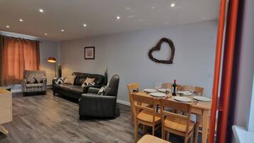 Cottage, Multiple Beds | Dining