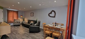 Småhus, flere senger | Spiseområde