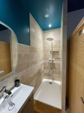 Hair dryer, bathrobes, towels, toilet paper - La Suite D'amour et Détente Jacuzzi et Sauna (Chartrettes)