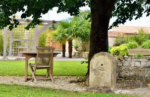 Outdoor dining - Maison Charentaise (Chambon)