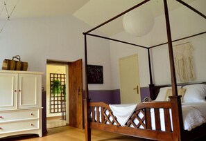 5 bedrooms, desk, iron/ironing board, travel cot - Maison Charentaise (Chambon)