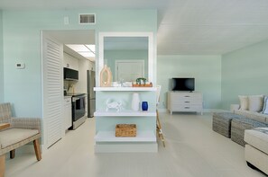 TV - Venice Island Condo - Private Beach Access and Olympic Sized Pool (Venice)