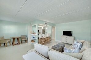 TV - Venice Island Condo - Private Beach Access and Olympic Sized Pool (Venice)