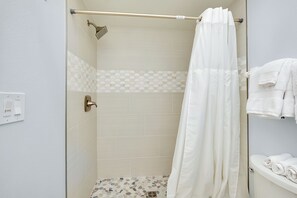 Een douche, een haardroger, handdoeken, zeep