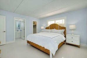 1 bedroom, free WiFi, bed sheets - Venice Island Condo - Private Beach Access and Olympic Sized Pool (Venice)