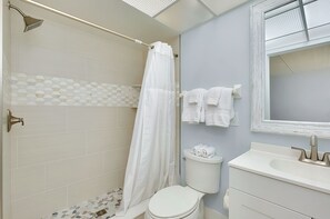 Dusche, Haartrockner, Handtücher, Seife