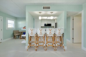 Interior - Venice Island Condo - Private Beach Access and Olympic Sized Pool (Venice)