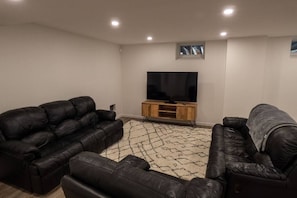 Smart TV, fireplace, table tennis, stereo - Modernist Lakefront Sojourn (Thompson)