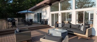 Modernist Lakefront Sojourn