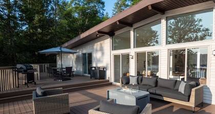 Modernist Lakefront Sojourn