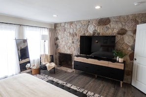 4 bedrooms, iron/ironing board, travel crib, free WiFi - Modernist Lakefront Sojourn (Thompson)