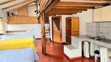 Dormitório compartilhado | Individualmente decorados, individualmente mobiliados, escrivaninha