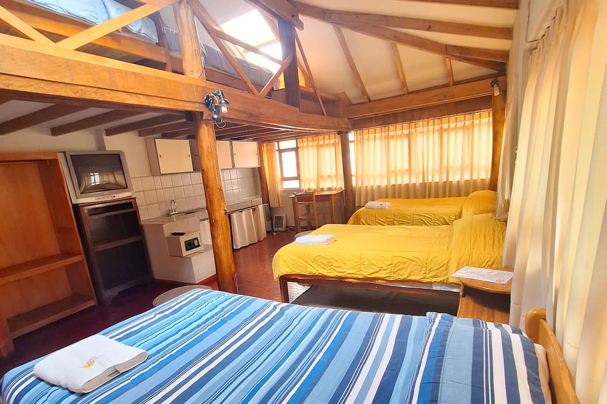 Habitación familiar, 1 habitación | 1 dormitorio, decoración individual, mobiliario individual y escritorio