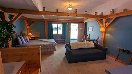 Traditional Suite, 1 Queen Bed | Living area | 30-inch flat-screen TV with cable channels, TV