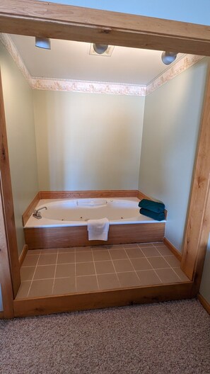 Suite tradicional, 1 cama de matrimonio | Bañera de hidromasaje