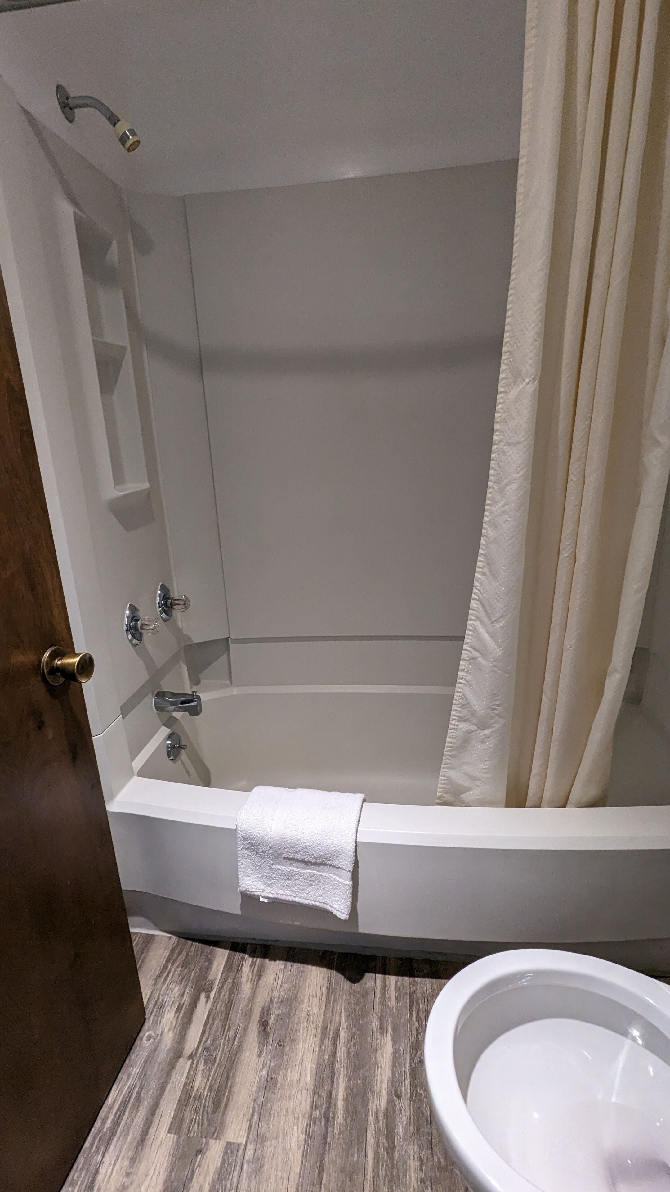 Un baño con bañera, inodoro y ducha.