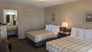 Pillowtop beds, free WiFi, bed sheets - Nova Motel (Ludington)