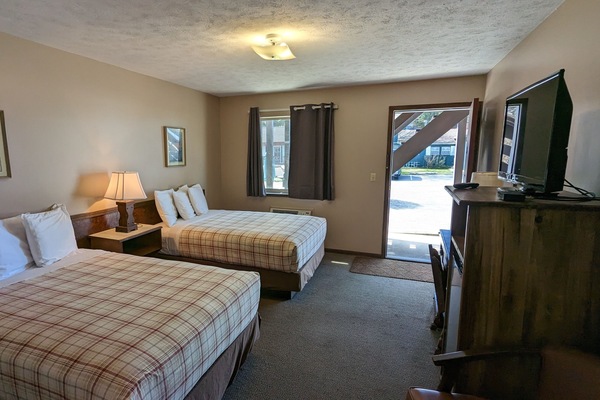 Traditional Room | Pillowtop beds, WiFi (free), bed sheets