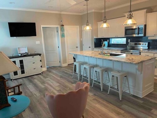 Castawaves- 2 bedroom 2 bath steps from the beach dog friendly