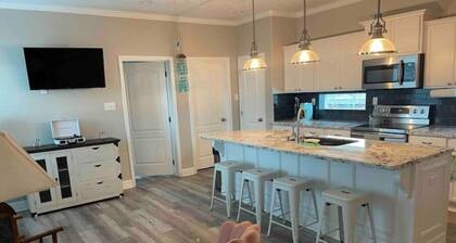 Castawaves- 2 bedroom 2 bath steps from the beach dog friendly
