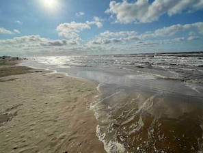 Beach nearby - Castawaves- 2 bedroom 2 bath steps from the beach dog friendly (Crystal Beach)