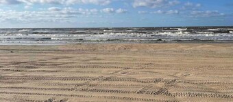 Castawaves- 2 bedroom 2 bath steps from the beach dog friendly