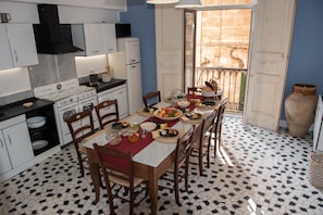 Fridge, microwave, oven, stovetop - B&B U'Panare, in Taranto's historic center a structure reminiscent of home (Taranto)