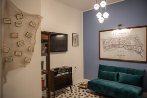 Een smart-tv en boeken