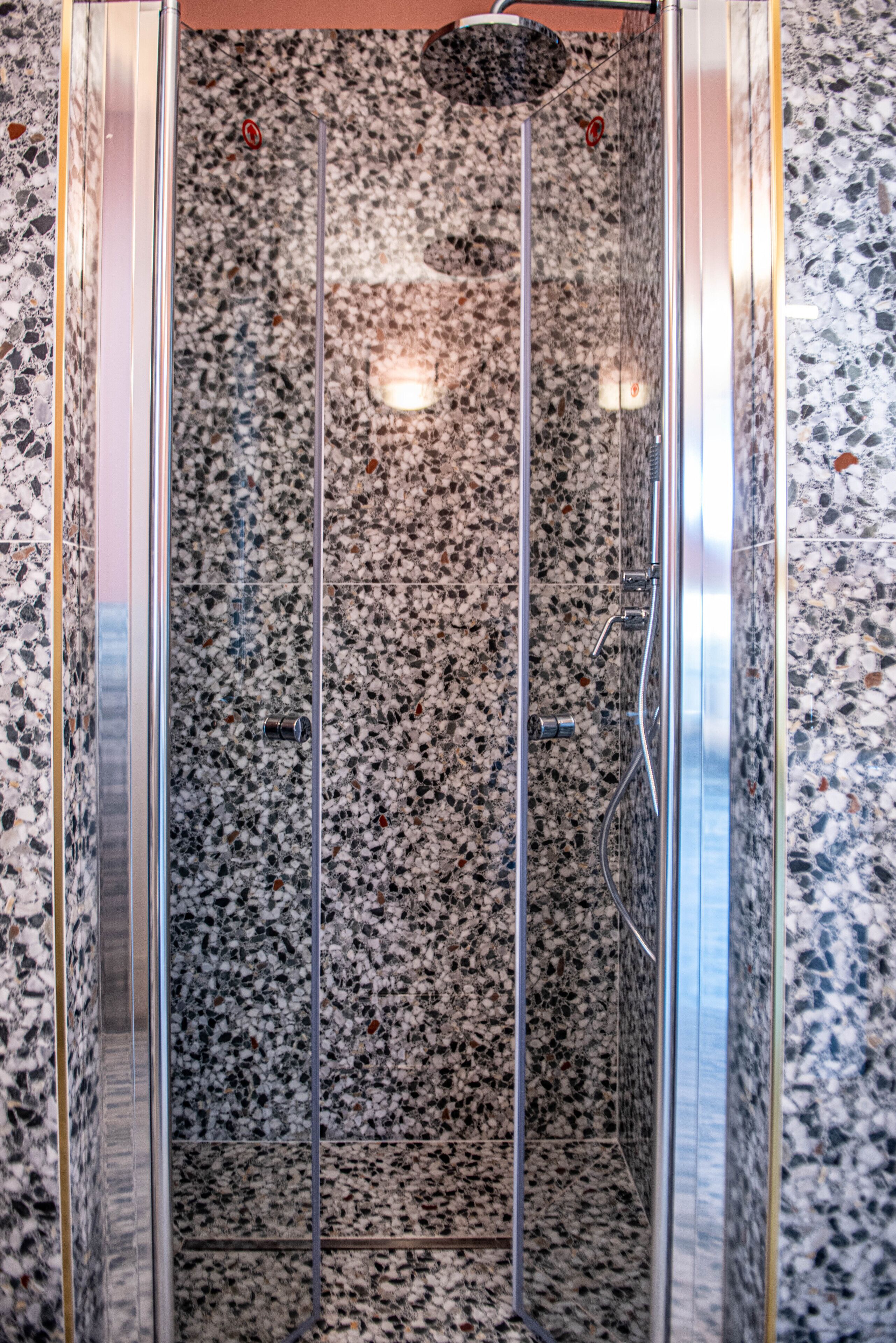 Douche, sèche-cheveux, bidet, serviettes fournies
