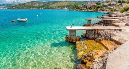 Seafront apt with balcony, sea view and mooring