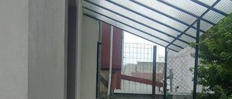 المنطقة المحيطة بالمنشأة