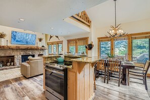 Geladeira, micro-ondas, fogão, cooktop