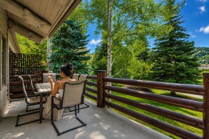 Outdoor dining - Deer Valley Condo Retreat Close to Skiing Hiking Hot Tub 402 (Park City)