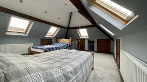 3 bedrooms, iron/ironing board, WiFi, bed sheets - Charming 3 bedroom house with a warmth character (Glynneath)