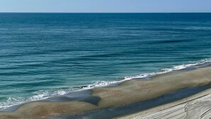 Una spiaggia con acqua cristallina e una riva sabbiosa.