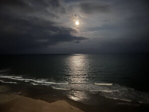 Sur la plage, chaise longue, serviettes de plage