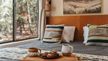 4 bedrooms, desk, WiFi (free), bed sheets