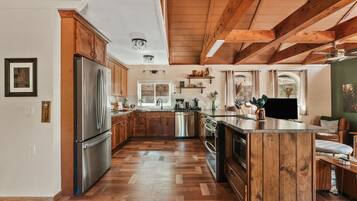 冰箱、微波炉、烤箱、炉灶