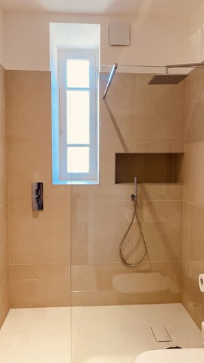 Dusche, Haartrockner, Handtücher, Seife