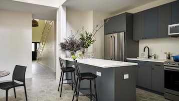 Refrigerador con freezer, microondas, horno, utensilios de cocina