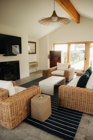 Lounge - The Neighborhood Hotel-New Buffalo (New Buffalo)