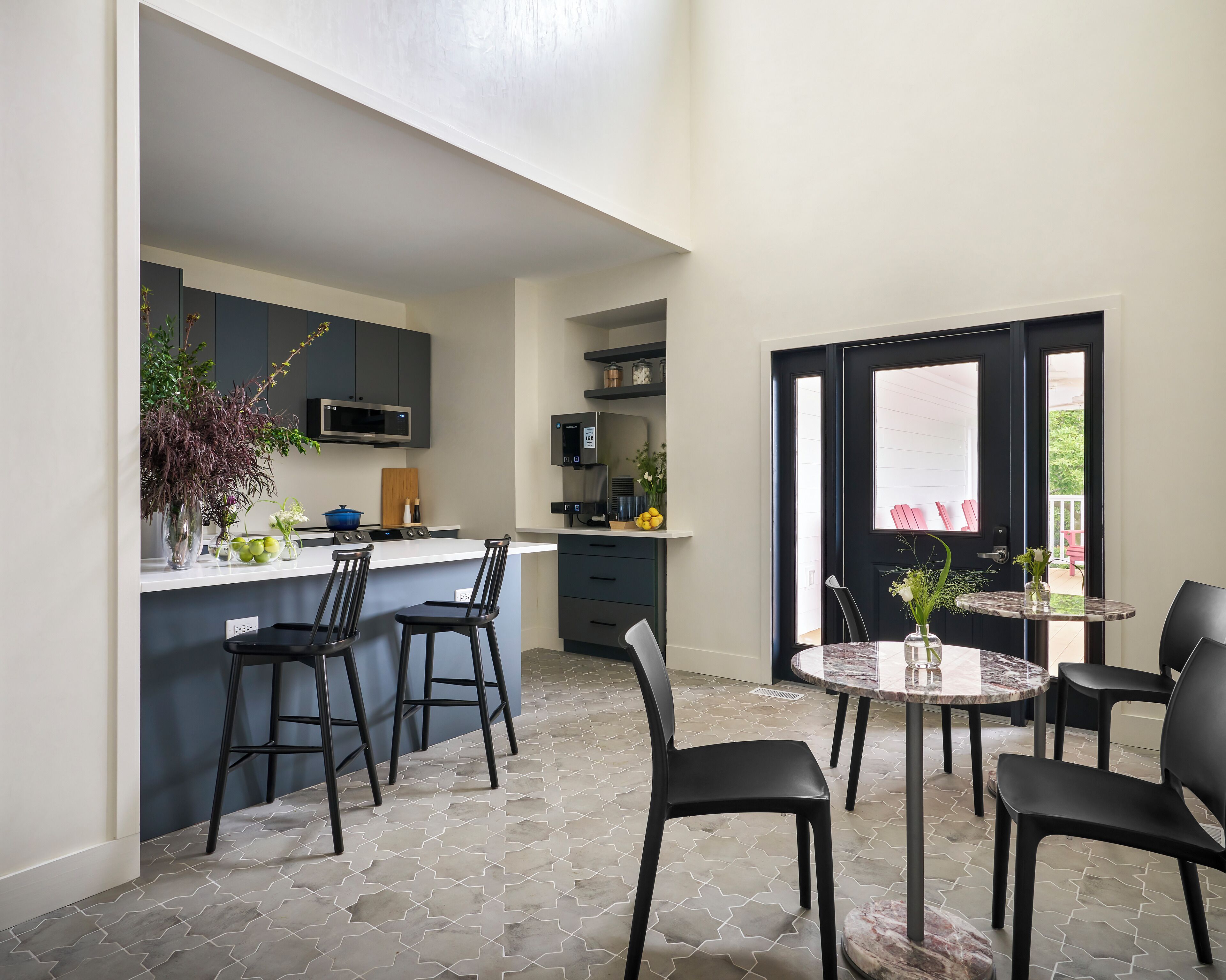 Full-size fridge, microwave, oven, dishwasher