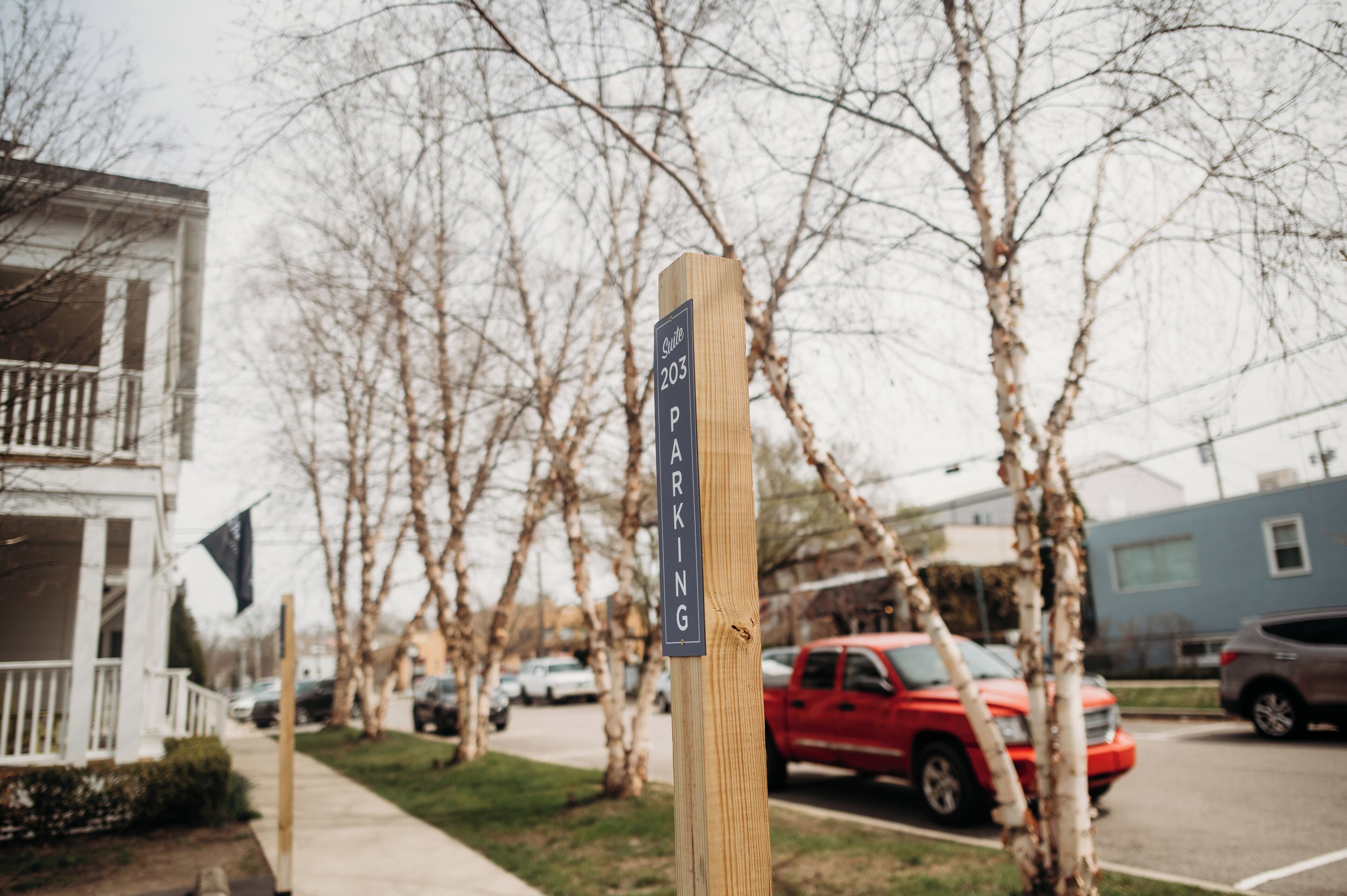 Poste de madera con un letrero que indica la disponibilidad de estacionamiento.