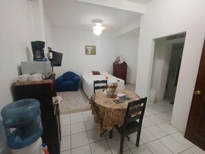 1 habitación, caja de seguridad en la habitación y escritorio 