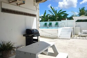 Outdoor dining - Sunrise Studio w Pool by Sea, Airport, Restaurant, Casino (Belize City)